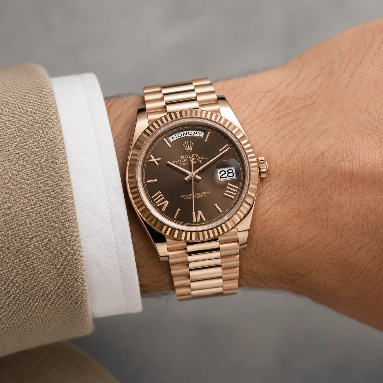 Rolex Datejust m228235-0025 28mm Calibre 2236 Chocolate / Diamond-Set Bezel 18K Everose Gold AI 头图 4 - 佩戴图 [ai-shot:wrist-shot]