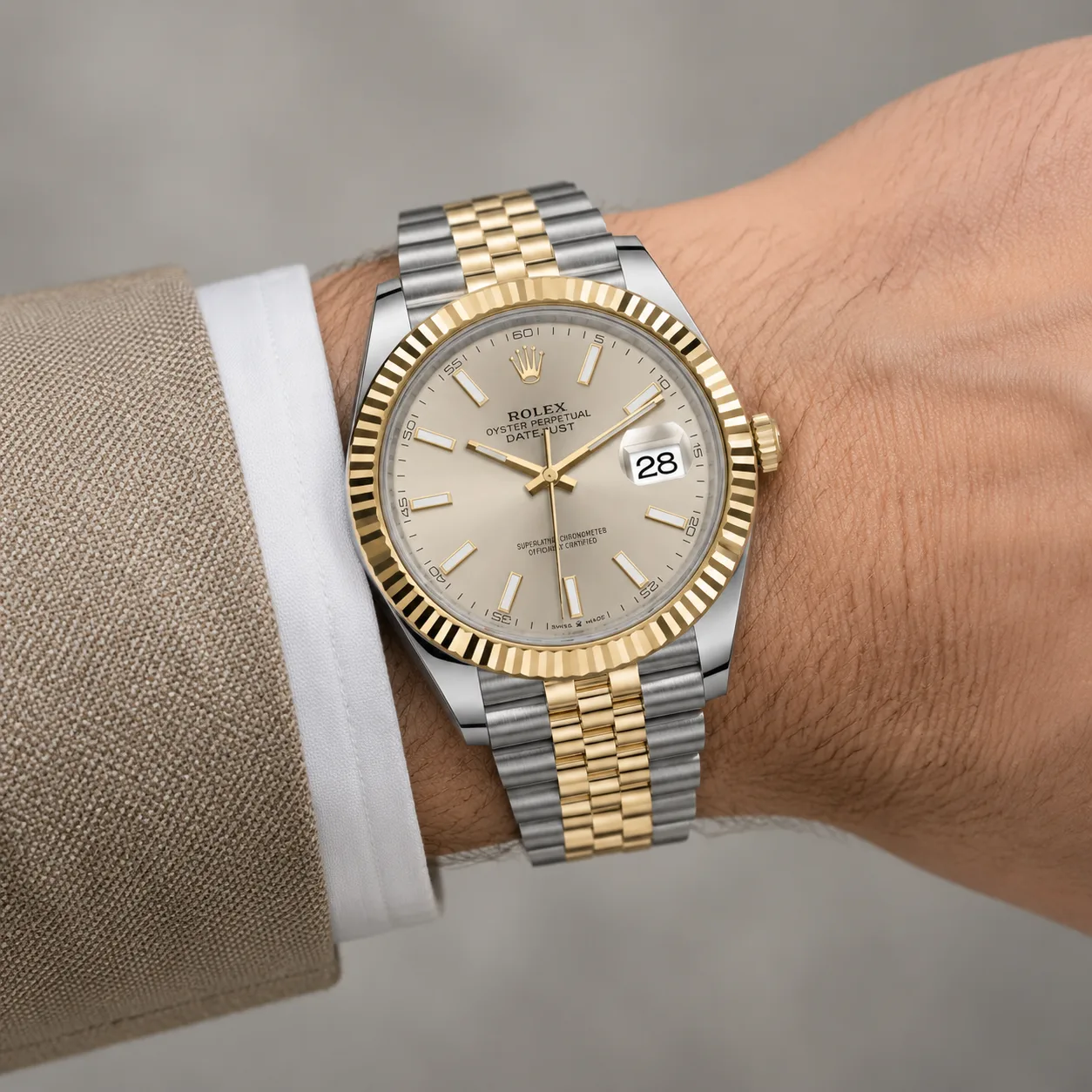 Rolex Datejust m126333-0002 41mm Calibre 3235 Champagne / Yellow Gold Fluted Bezel 904L Stainless Steel and 18K Yellow Gold AI 头图 4 - 佩戴图 [ai-shot:wrist-shot]