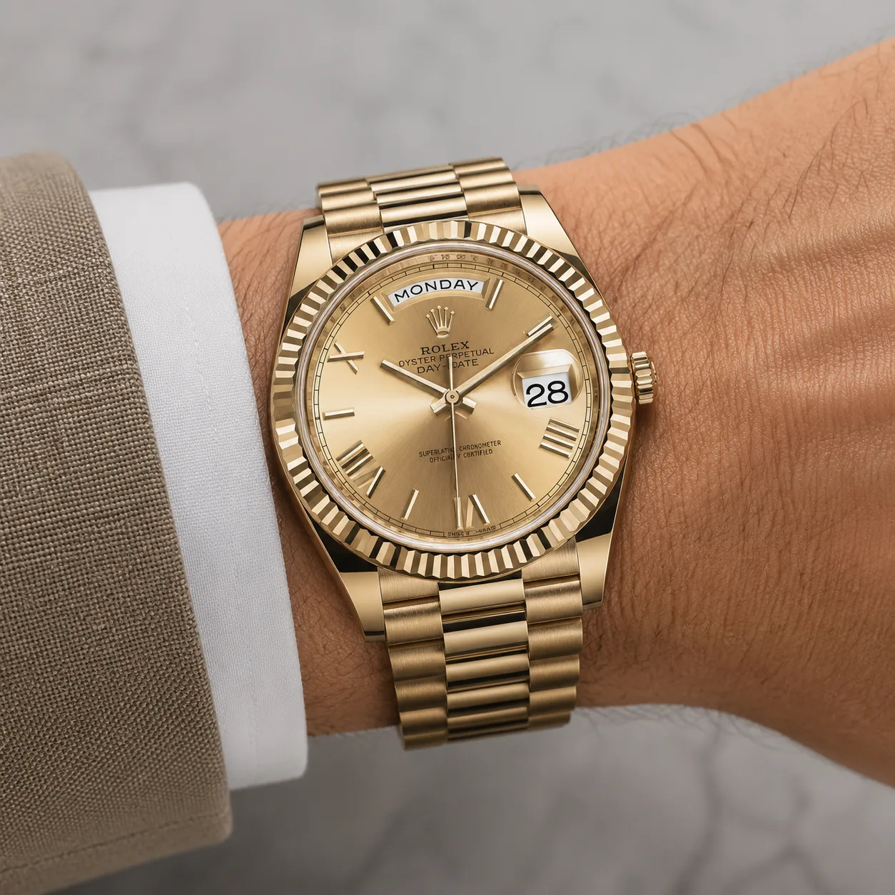Rolex Datejust m228238-0006 36mm Calibre 2236 Champagne / Diamond-Set Bezel 18K Yellow Gold AI 头图 4 - 佩戴图 [ai-shot:wrist-shot]