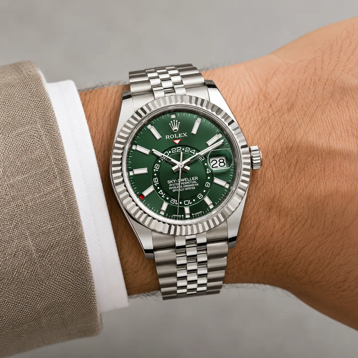 Rolex Sky-Dweller m336934-0002 42mm Calibre 9002 Silver / White Gold Fluted Bezel 904L Stainless Steel and 18K White Gold AI 头图 4 - 佩戴图 [ai-shot:wrist-shot]