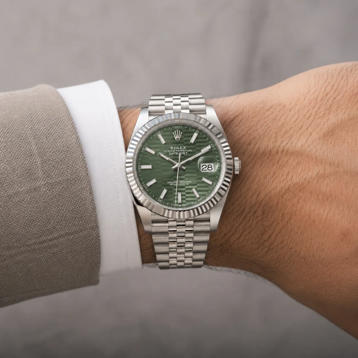 Rolex Datejust m126334-0030 41mm Calibre 3235 Green (Wavy) / White Gold Fluted Bezel 904L Stainless Steel and 18K White Gold AI 头图 4 - 佩戴图 [ai-shot:wrist-shot]