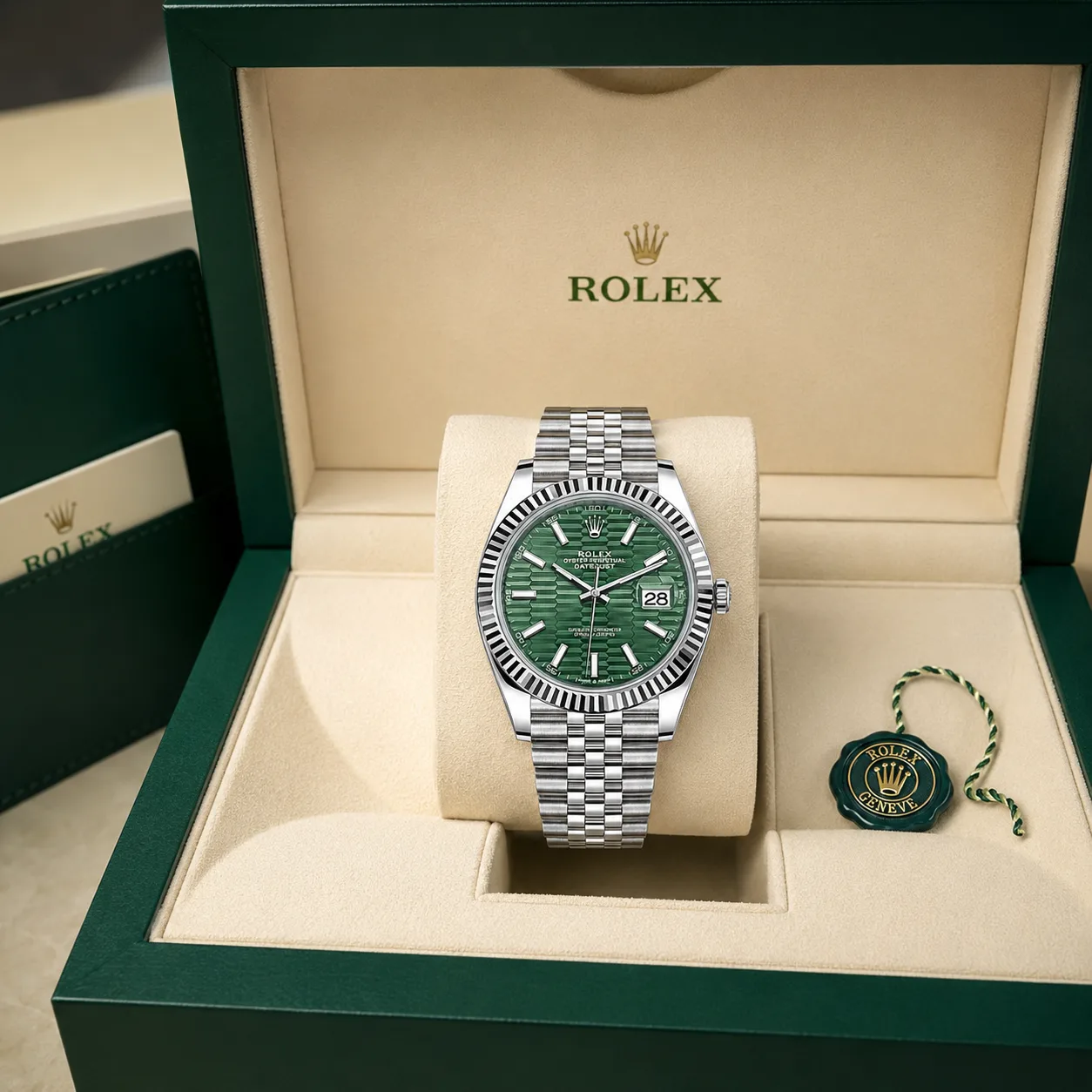 Rolex Datejust m126334-0030 41mm Calibre 3235 Green (Wavy) / White Gold Fluted Bezel 904L Stainless Steel and 18K White Gold AI 头图 5 - 包装盒 [ai-shot:box-shot]