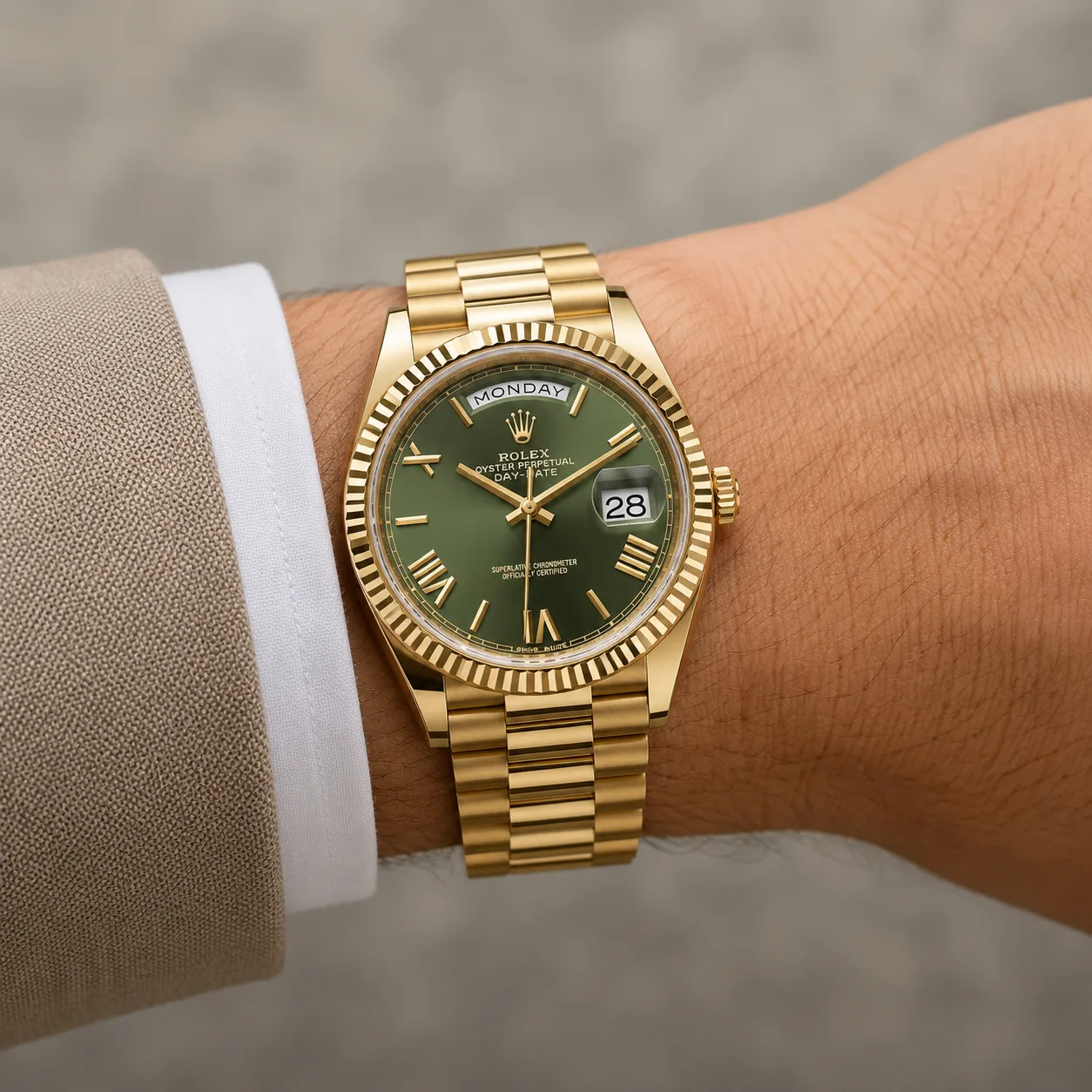 Rolex Datejust m228238-0042 36mm Calibre 2236 Olive Green / Diamond-Set Bezel 18K Yellow Gold AI 头图 4 - 佩戴图 [ai-shot:wrist-shot]