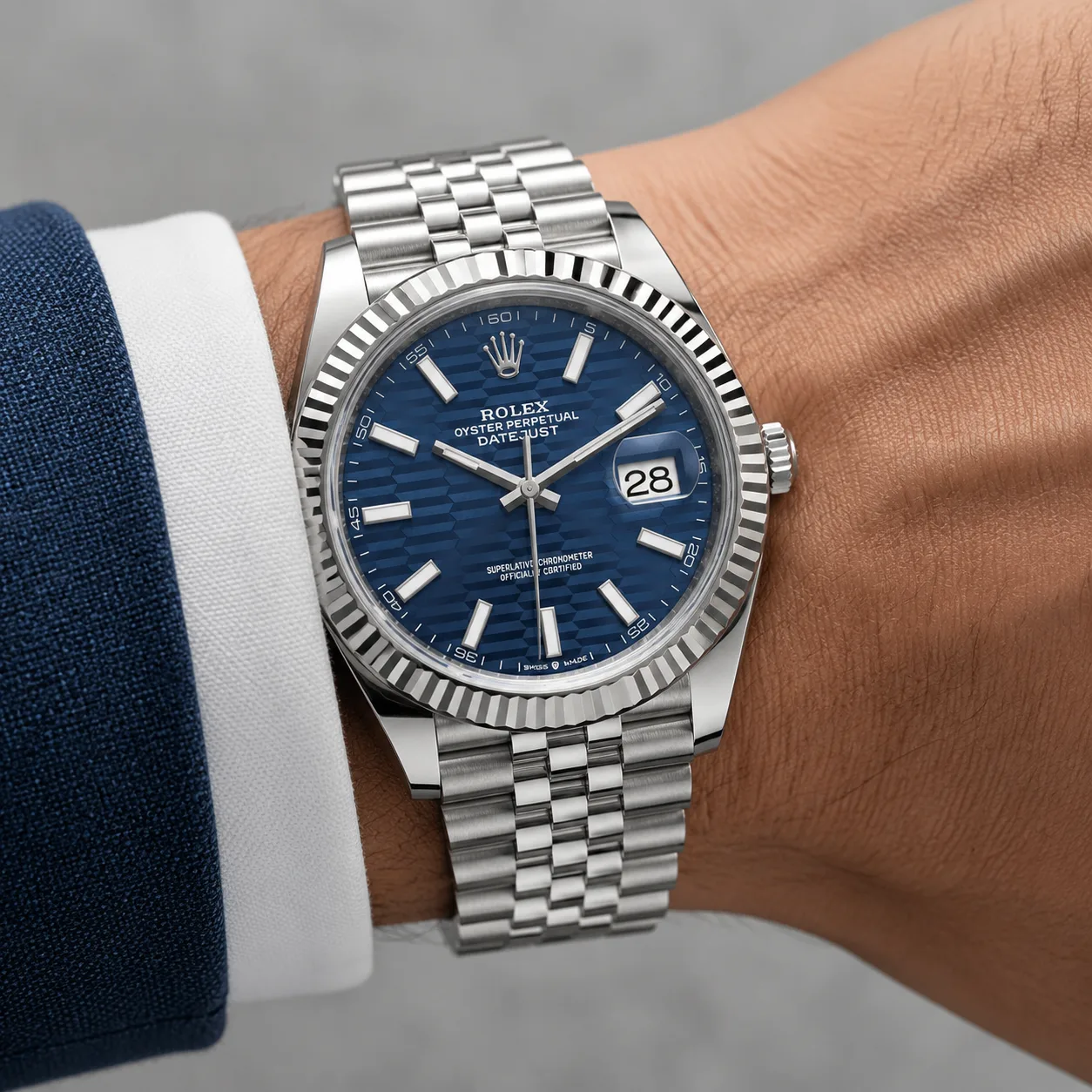 Rolex Datejust m126334-0032 41mm Calibre 3235 Blue (Wavy) / White Gold Fluted Bezel 904L Stainless Steel and 18K White Gold AI 头图 4 - 佩戴图 [ai-shot:wrist-shot]