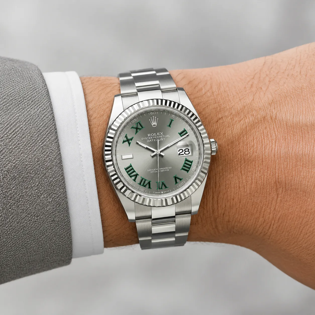 Rolex Datejust m126334-0021 41mm Calibre 3235 Silver / White Gold Fluted Bezel 904L Stainless Steel and 18K White Gold AI 头图 4 - 佩戴图 [ai-shot:wrist-shot]