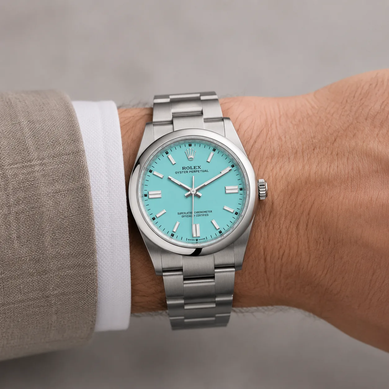 Rolex Oyster Perpetual m126000-0006 36mm Calibre 3230 Turquoise Blue / Smooth Bezel 904L Stainless Steel AI 头图 4 - 佩戴图 [ai-shot:wrist-shot]