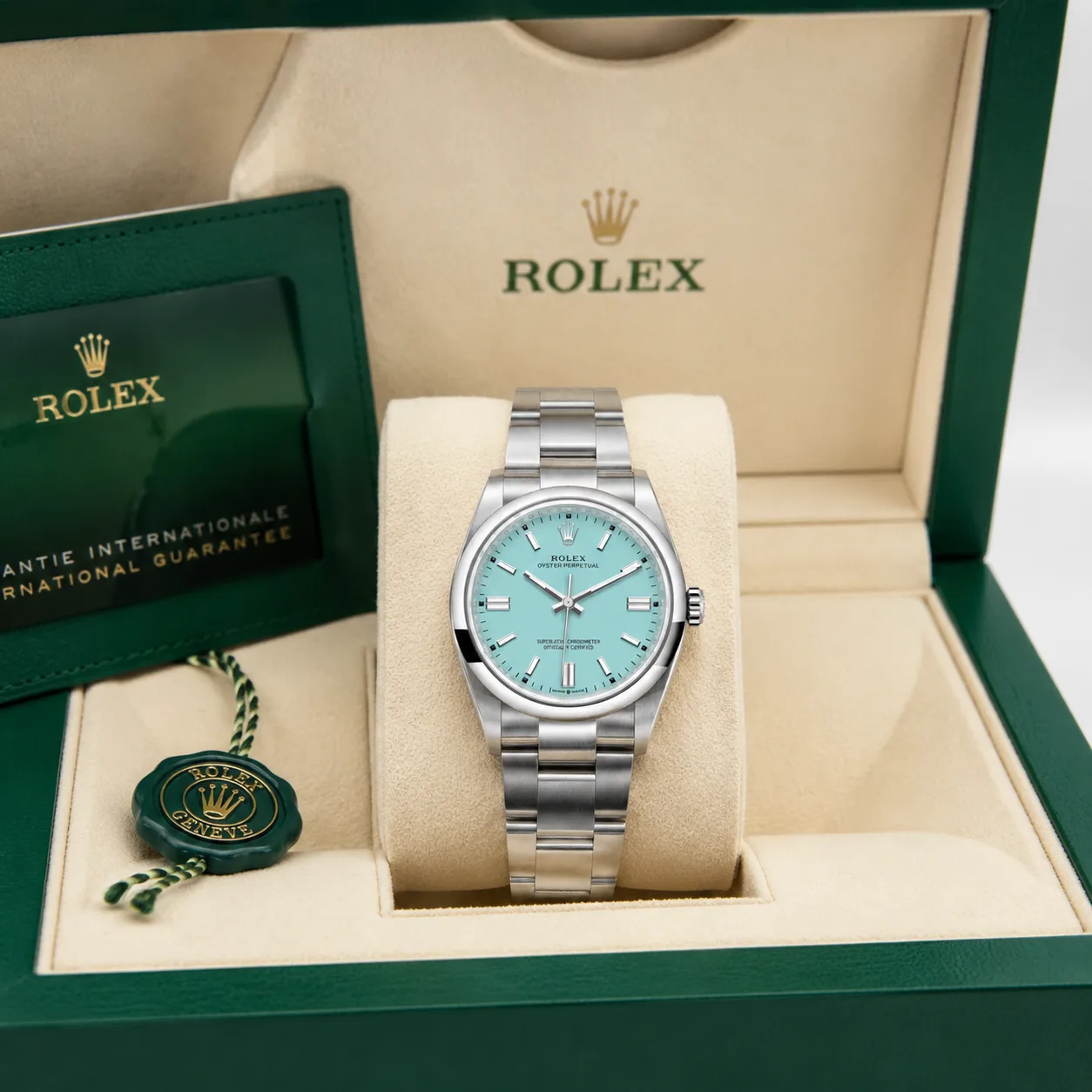 Rolex Oyster Perpetual m126000-0006 36mm Calibre 3230 Turquoise Blue / Smooth Bezel 904L Stainless Steel AI 头图 5 - 包装盒 [ai-shot:box-shot]