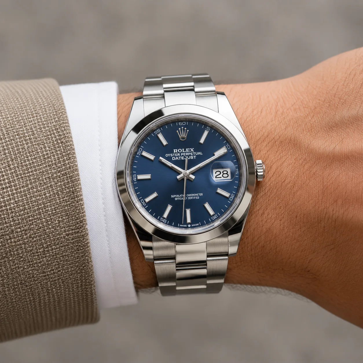 Rolex Oyster Perpetual m126300-0001 41mm Calibre 3235 Bright Blue / — 904L Stainless Steel AI 头图 4 - 佩戴图 [ai-shot:wrist-shot]