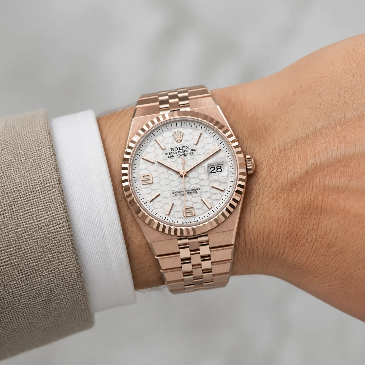 Rolex Land-Dweller m127335-0001 40mm Calibre 7135 — / Triangular Fluted Bezel 18K Everose Gold AI 头图 4 - 佩戴图 [ai-shot:wrist-shot]