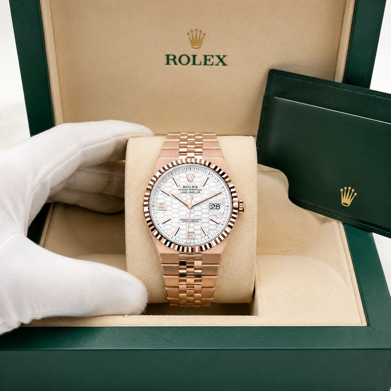 Rolex Land-Dweller m127335-0001 40mm Calibre 7135 — / Triangular Fluted Bezel 18K Everose Gold AI 头图 5 - 包装盒 [ai-shot:box-shot]