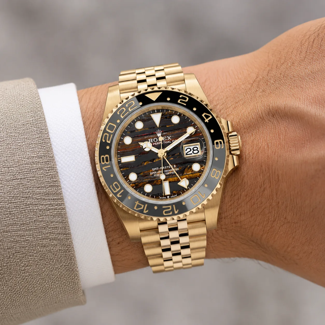 Rolex GMT-Master II m126718GRNR-0002 40mm Calibre 3285 Iron Tiger Eye / Grey & Black Cerachrom Bezel 18K Yellow Gold AI 头图 4 - 佩戴图 [ai-shot:wrist-shot]