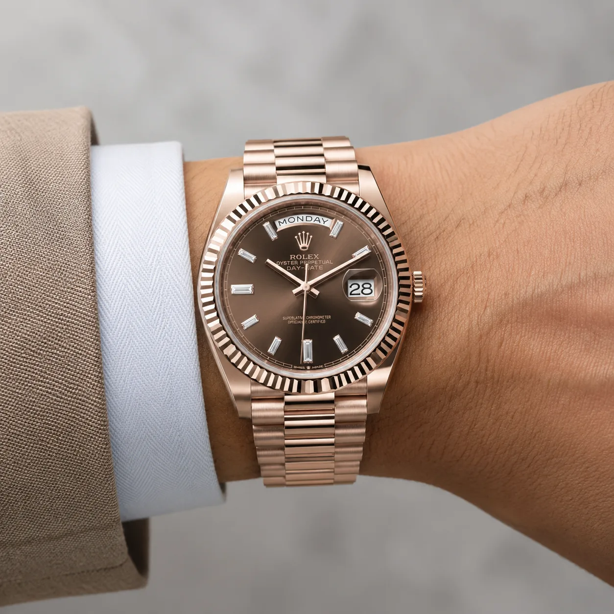 Rolex Day-Date m228235-0003 40mm Calibre 3255 Chocolate / Triangular Fluted Bezel 18K Everose Gold AI 头图 4 - 佩戴图 [ai-shot:wrist-shot]
