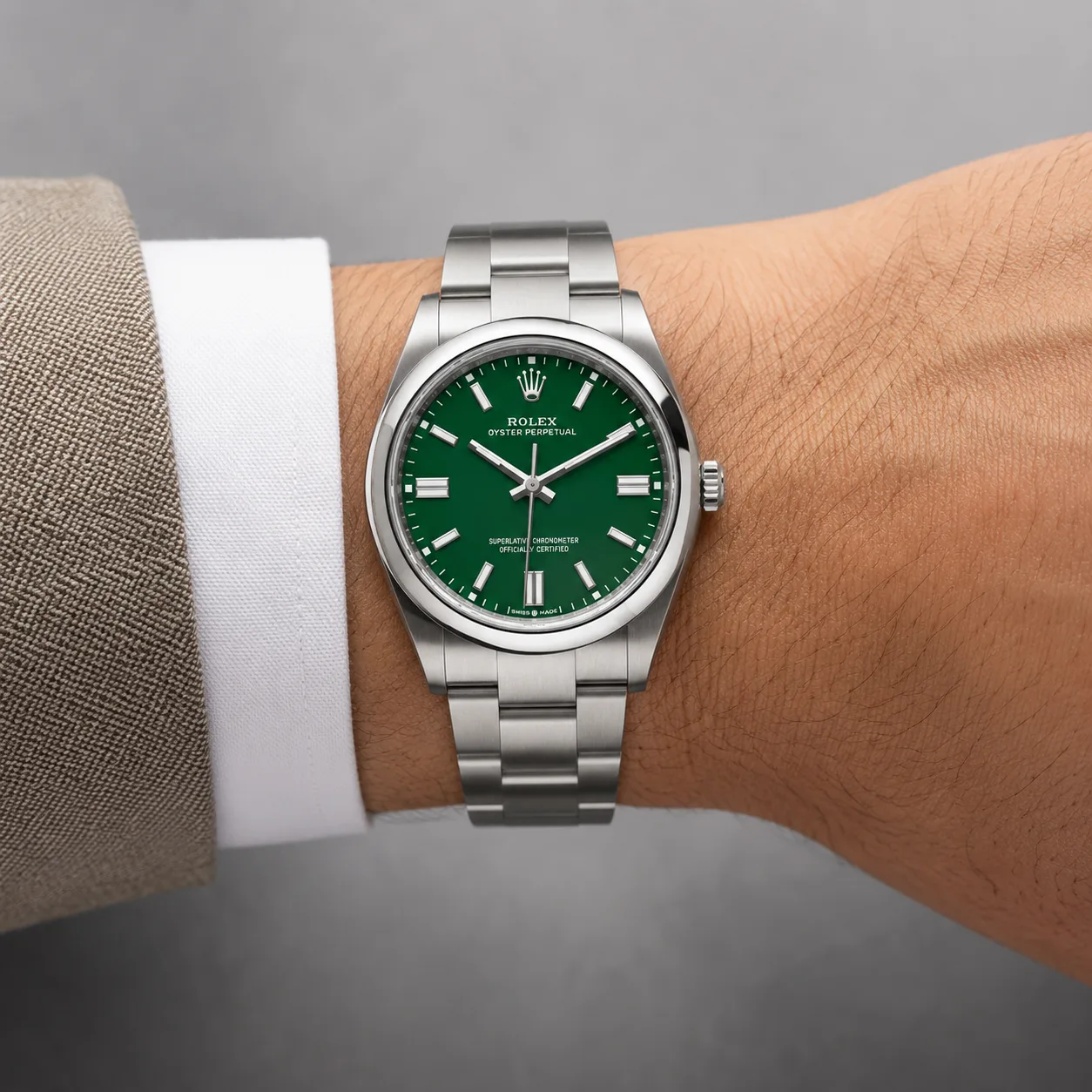 Rolex Oyster Perpetual m126000-0005 36mm Calibre 3230 Green / Smooth Bezel 904L Stainless Steel AI 头图 4 - 佩戴图 [ai-shot:wrist-shot]