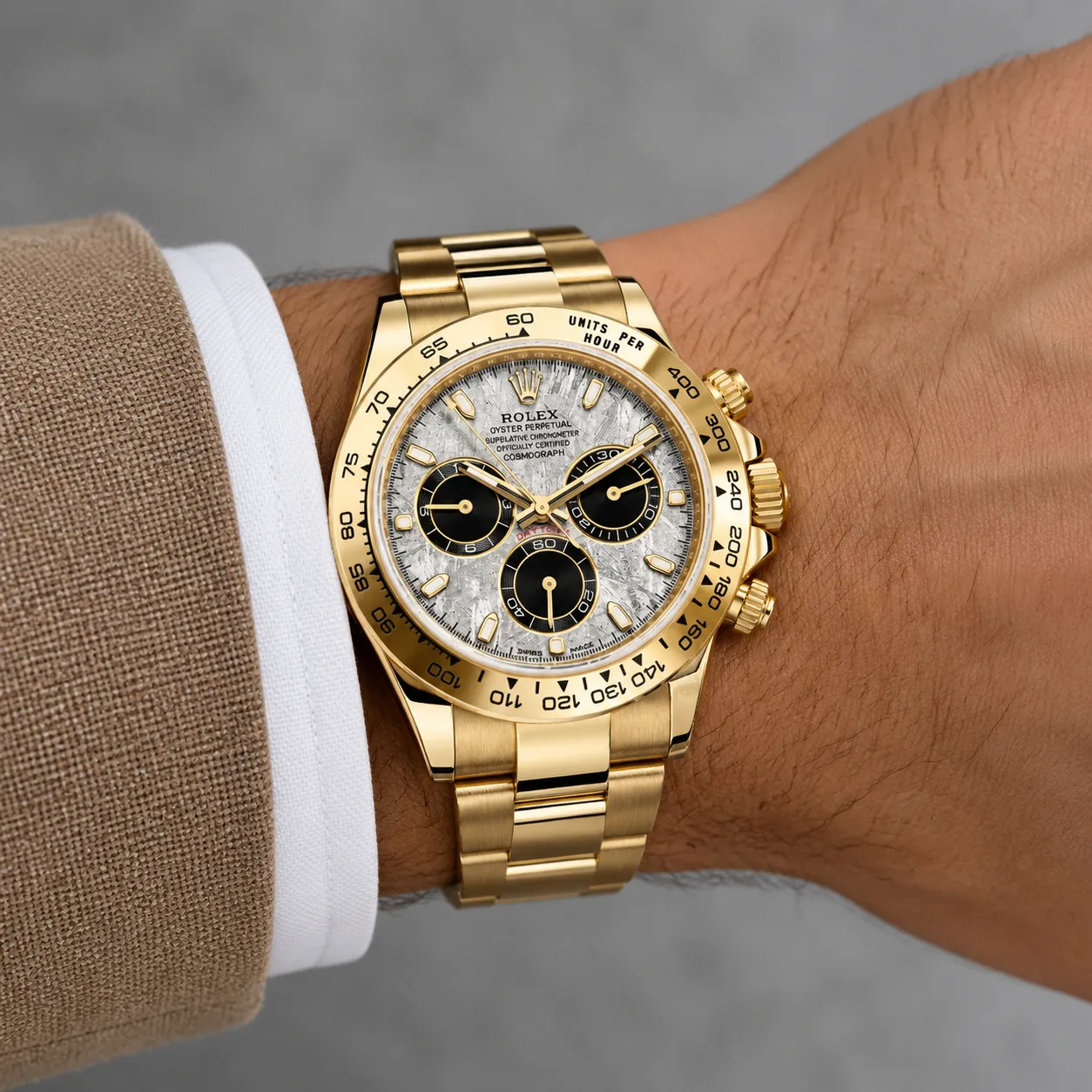 Rolex Cosmograph Daytona m116508-0015 40mm Calibre 4130 Green / Yellow Gold Bezel 18K Yellow Gold AI 头图 4 - 佩戴图 [ai-shot:wrist-shot]