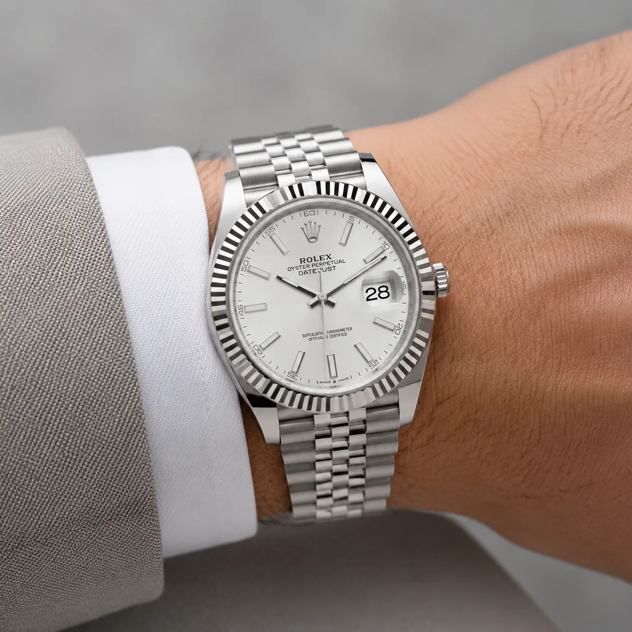 Rolex Datejust m126334-0010 41mm Calibre 3235 Silver / White Gold Fluted Bezel 904L Stainless Steel and 18K White Gold AI 头图 4 - 佩戴图 [ai-shot:wrist-shot]