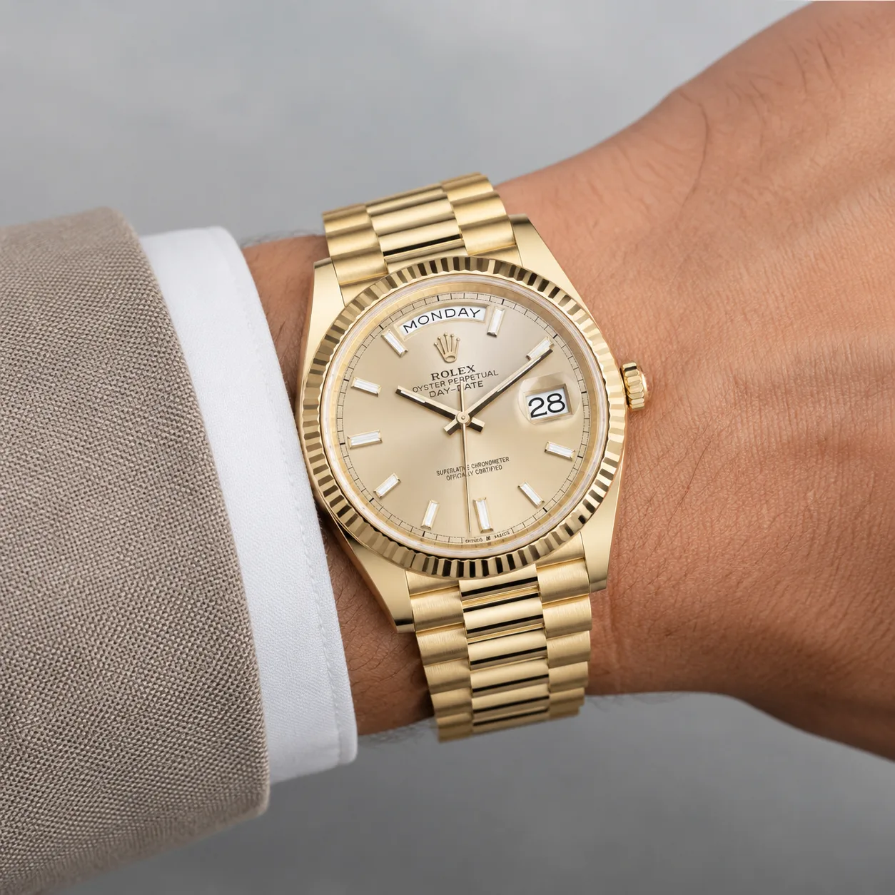 Rolex Day-Date m228238-0071 40mm Calibre 3255 Champagne / Triangular Fluted Bezel 18K Yellow Gold AI 头图 4 - 佩戴图 [ai-shot:wrist-shot]