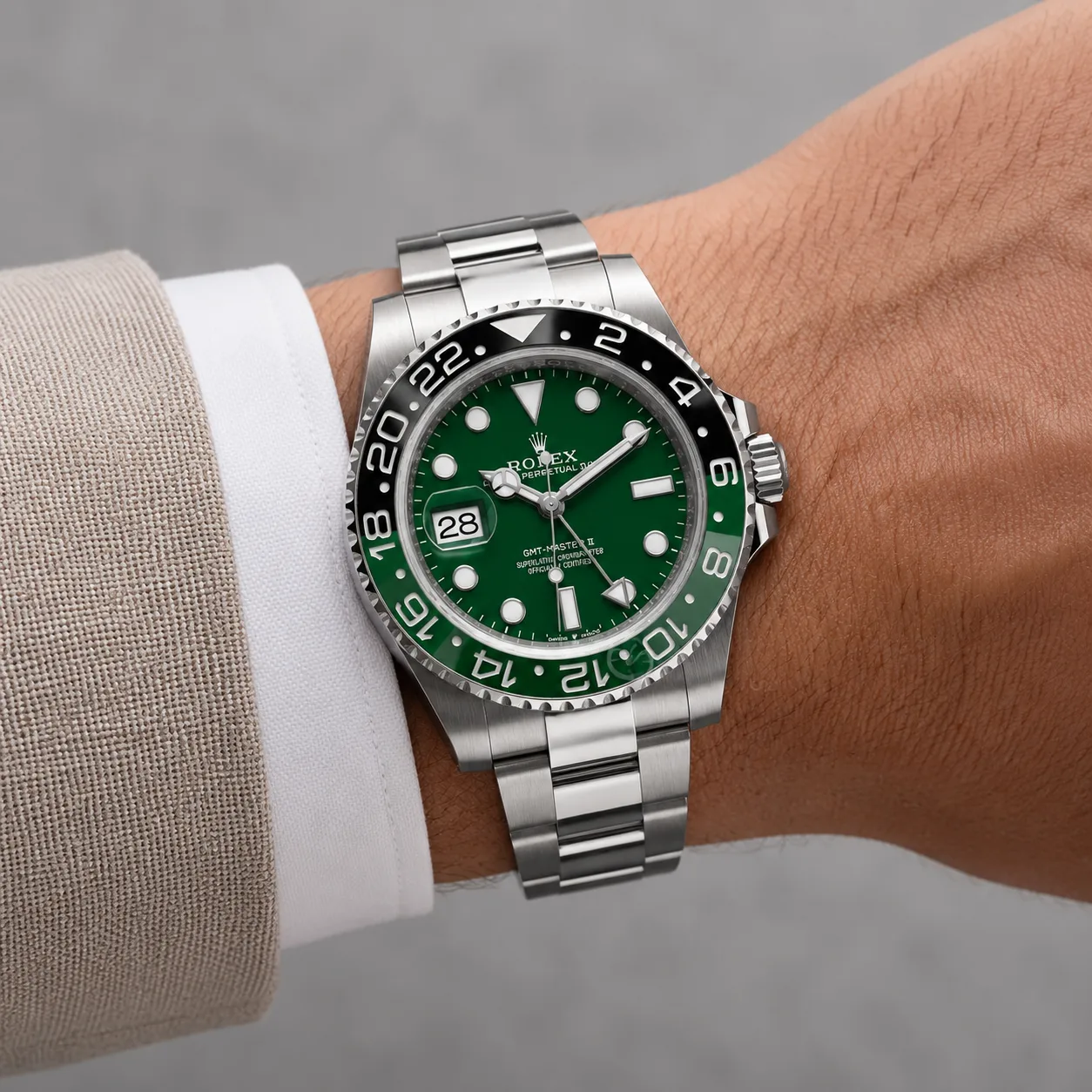 Rolex GMT-Master II M126729VTNR-0001 40mm Calibre 3285 Green Ceramic / Green & Black Cerachrom Bezel 18K White Gold AI 头图 4 - 佩戴图 [ai-shot:wrist-shot]
