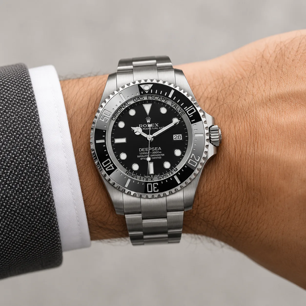 Rolex Deepsea m136660-0006 44mm Calibre 3235 Black / Black Cerachrom Bezel 904L Stainless Steel AI 头图 4 - 佩戴图 [ai-shot:wrist-shot]