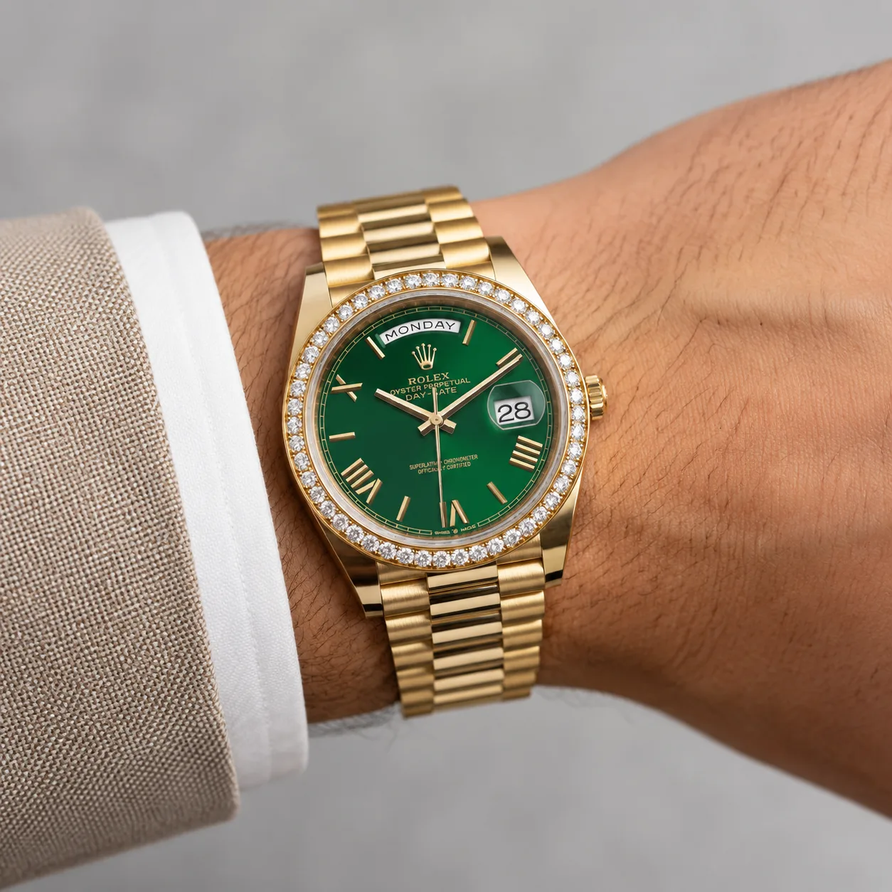 Rolex Day-Date m228348rbr-0040 40mm Calibre 3255 Green / Diamond-Set Bezel 18K Yellow Gold AI 头图 4 - 佩戴图 [ai-shot:wrist-shot]