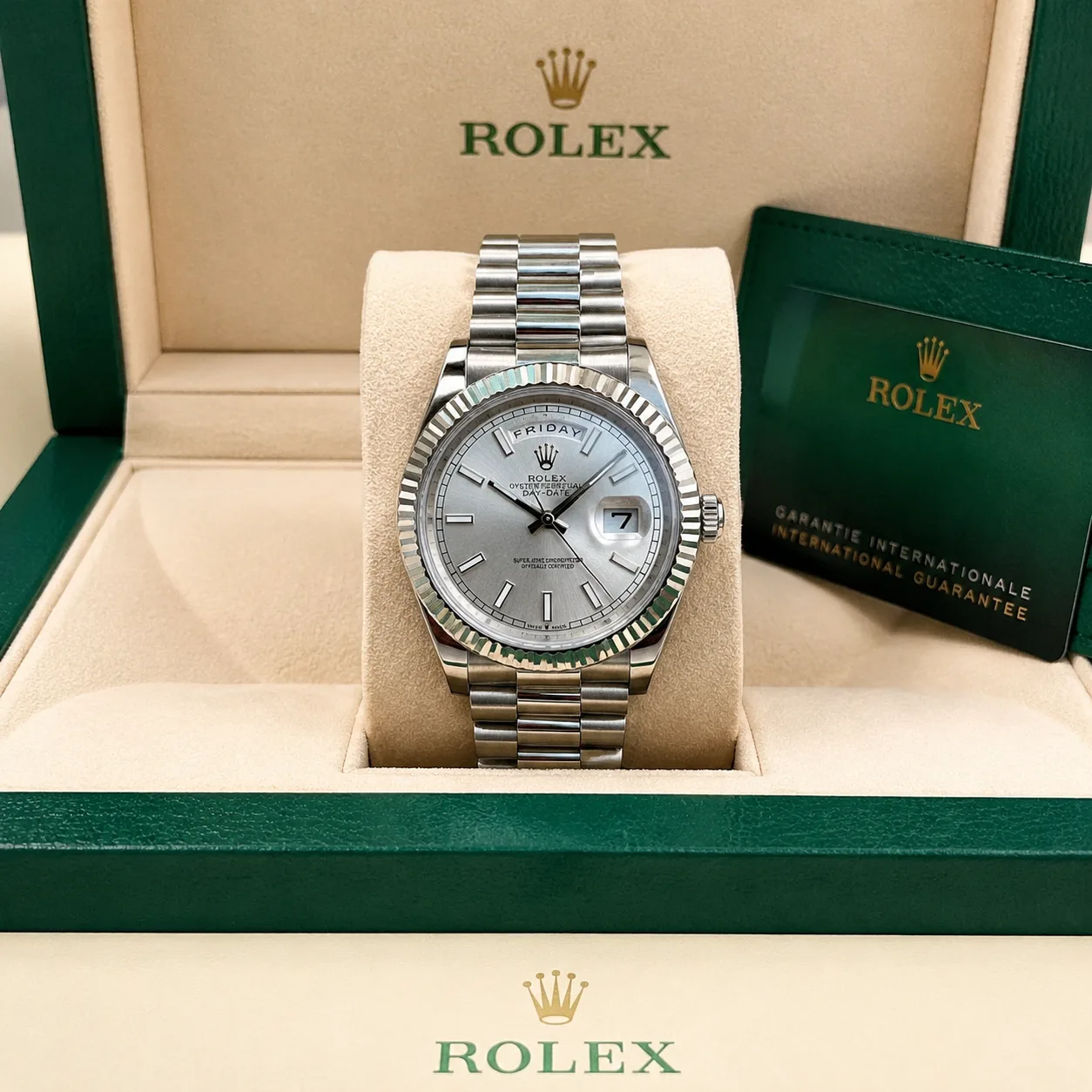Rolex Day-Date M228239-0055 Cal.3255 Fluted Bezel AI 头图 5 - 包装盒 [ai-shot:box-shot]