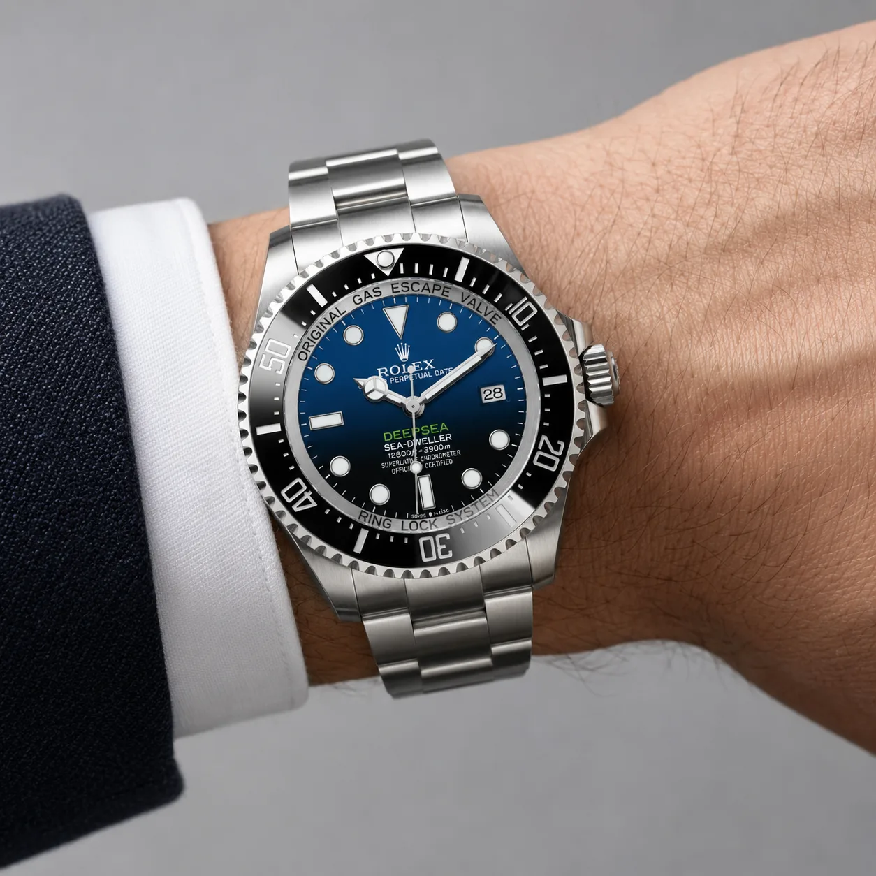 Rolex Deepsea m136660-0003 44mm Calibre 3235 904L Stainless Steel AI 头图 4 - 佩戴图 [ai-shot:wrist-shot]