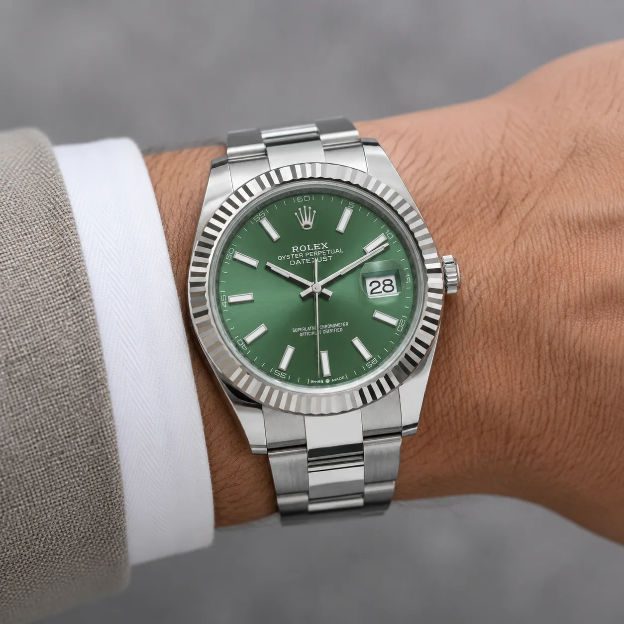 Rolex Datejust m126334-0027 41mm Calibre 3235 Silver / Fluted Bezel 904L Stainless Steel and 18K White Gold AI 头图 4 - 佩戴图 [ai-shot:wrist-shot]