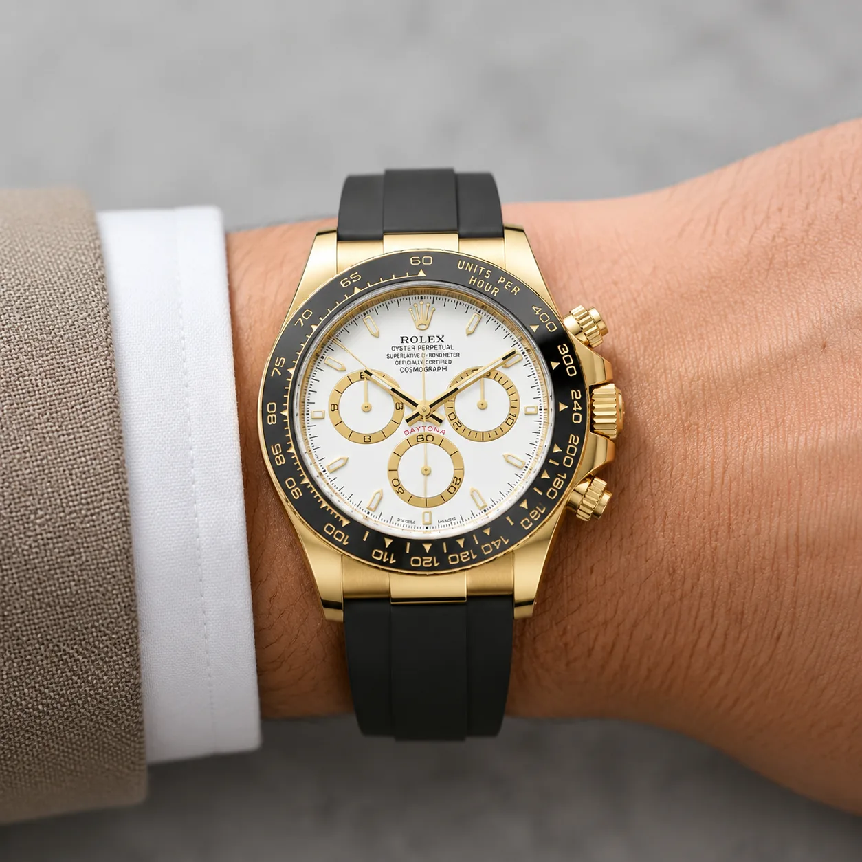 Rolex Cosmograph Daytona m126518ln-0002 40mm Calibre 4131 Black / Black Cerachrom Bezel 18K Yellow Gold AI 头图 4 - 佩戴图 [ai-shot:wrist-shot]