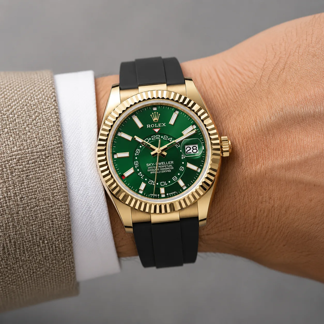 Rolex Sky-Dweller m336238-0004 42mm Calibre 9002 Green / Fluted Bezel 18K Yellow Gold AI 头图 4 - 佩戴图 [ai-shot:wrist-shot]