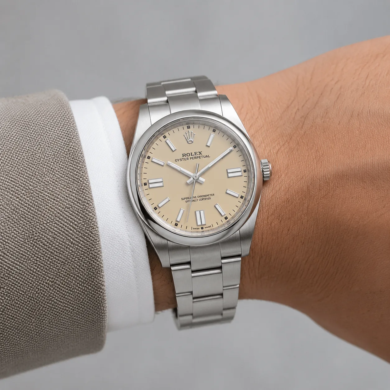 Rolex Oyster Perpetual m134300-0007 41mm Calibre 3230 Silver / Smooth Bezel 904L Stainless Steel AI 头图 4 - 佩戴图 [ai-shot:wrist-shot]