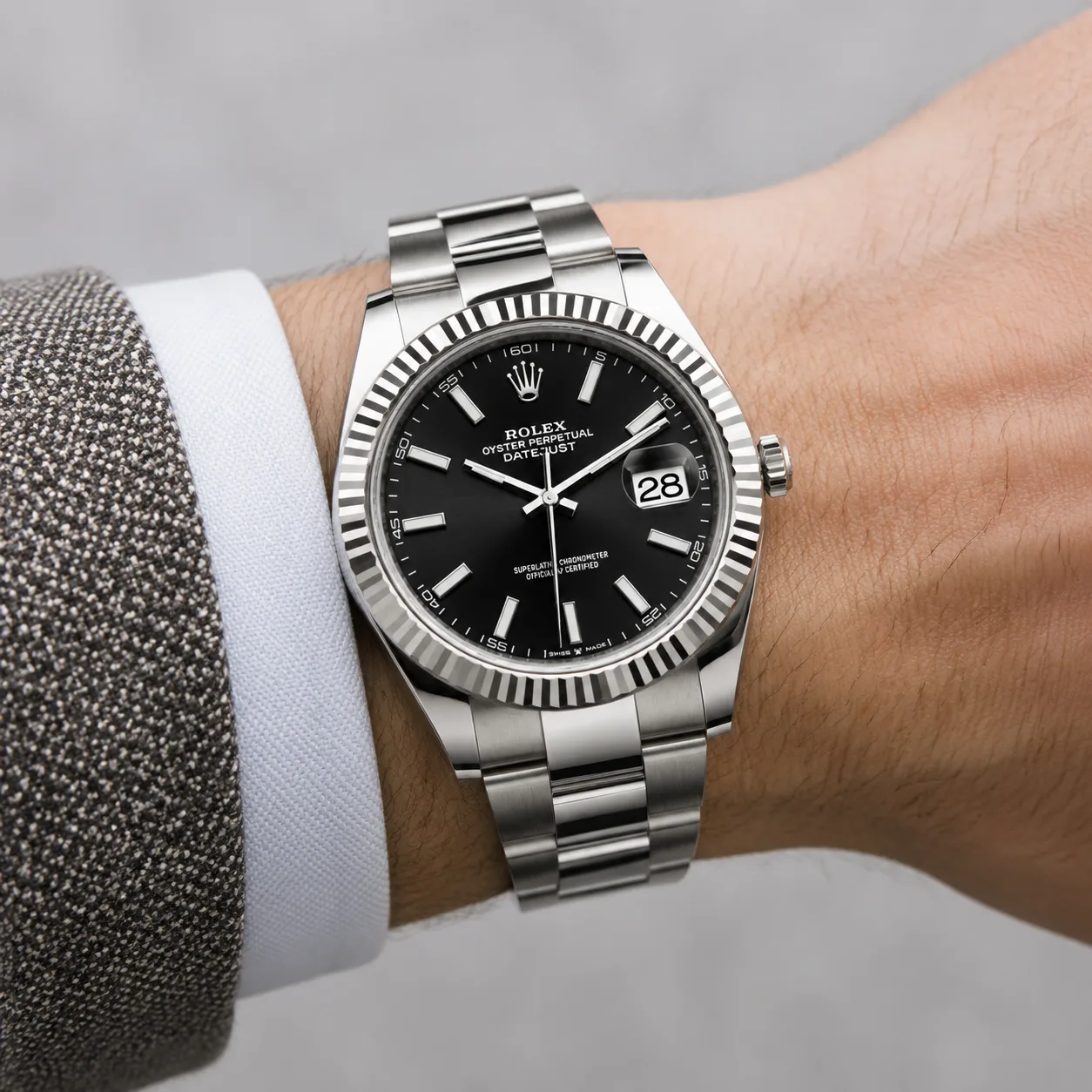 Rolex Datejust m126334-0017 41mm Calibre 3235 Black / Fluted Bezel 904L Stainless Steel and 18K White Gold AI 头图 4 - 佩戴图 [ai-shot:wrist-shot]