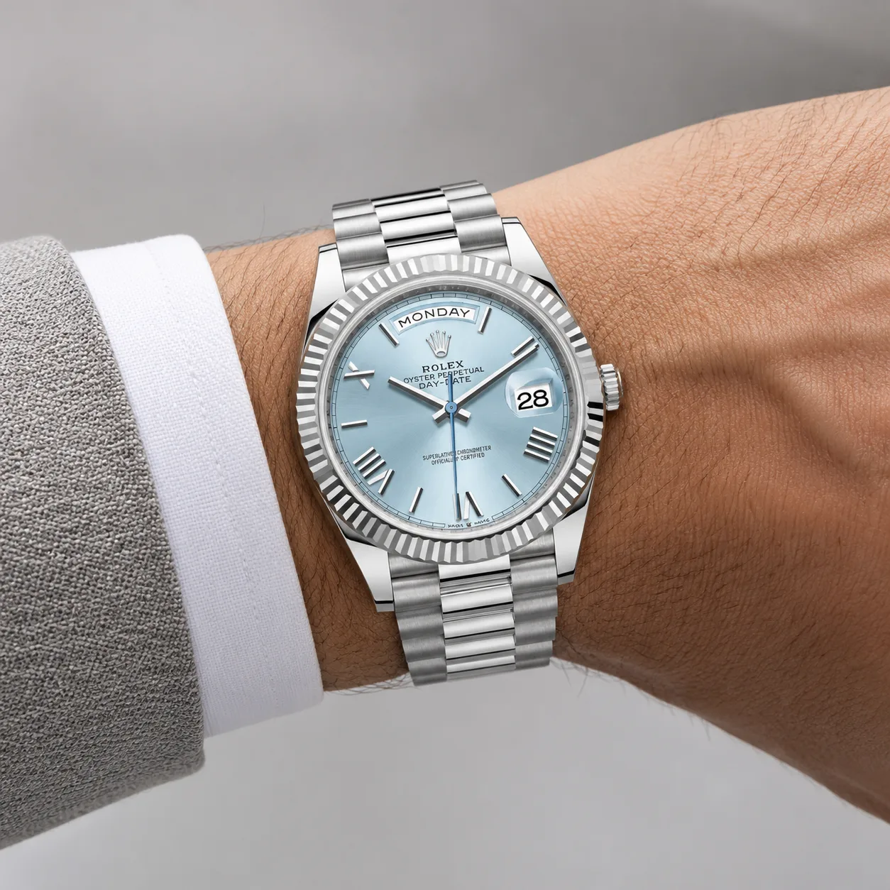 Rolex Day-Date m228236-0012 40mm Calibre 3255 Ice Blue / Fluted Bezel 950 Platinum AI 头图 4 - 佩戴图 [ai-shot:wrist-shot]
