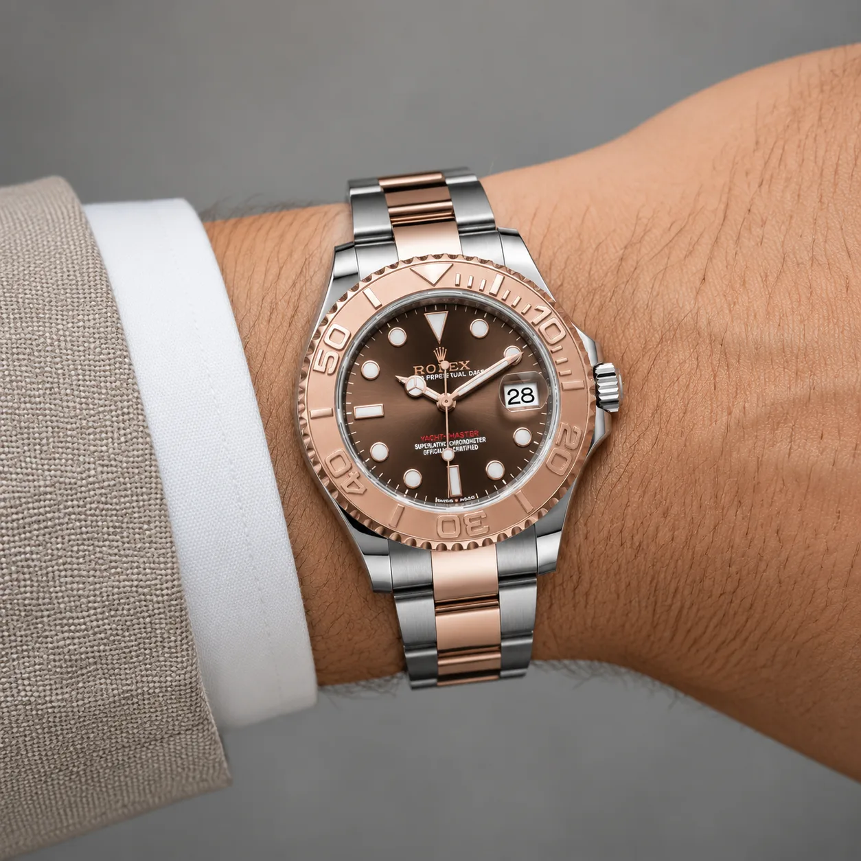 Rolex Yacht-Master m268621-0003 37mm Calibre 2236 Chocolate / Two-Tone Cerachrom Bezel 18K Everose Gold AI 头图 4 - 佩戴图 [ai-shot:wrist-shot]
