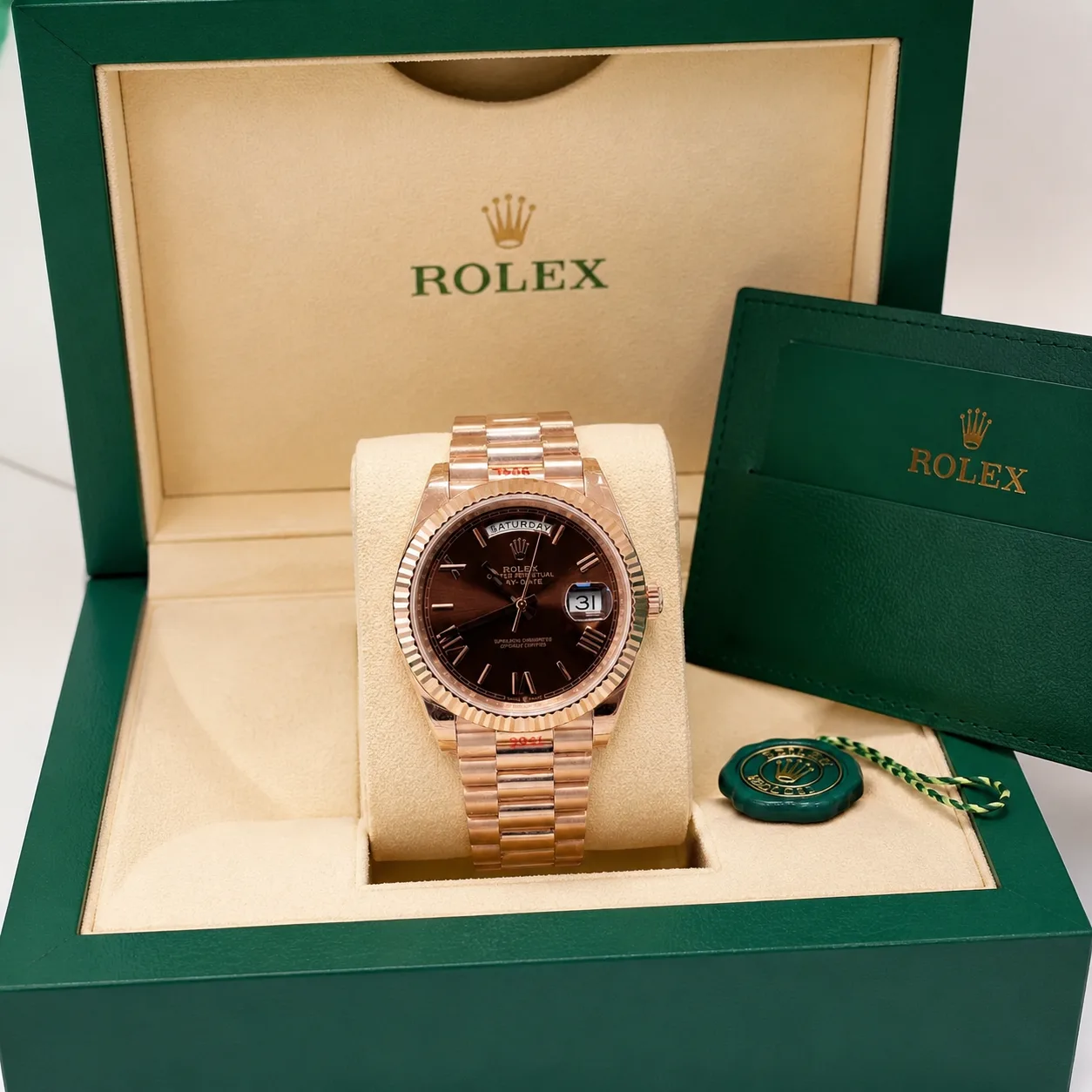 Rolex Day-Date 228235-0002 Cal.3255 Chocolate Dial Fluted Bezel Everose Gold AI 头图 5 - 包装盒 [ai-shot:box-shot]