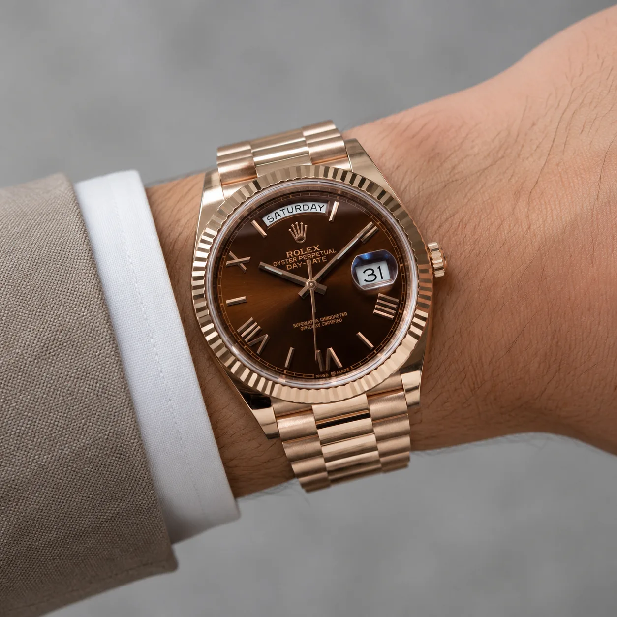 Rolex Day-Date 228235-0002 Cal.3255 Chocolate Dial Fluted Bezel Everose Gold AI 头图 4 - 佩戴图 [ai-shot:wrist-shot]