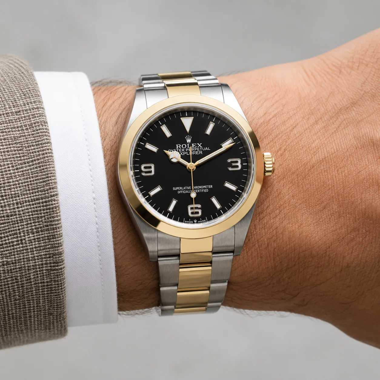 Rolex Explorer m124273-0001 36mm Calibre 3230 Black / Gold Smooth Bezel 904L Stainless Steel and 18K Yellow Gold AI 头图 4 - 佩戴图 [ai-shot:wrist-shot]