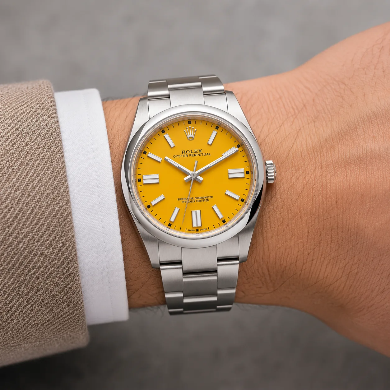 Rolex Oyster Perpetual m124300-0004 41mm Calibre 3230 Yellow / Smooth Bezel 904L Stainless Steel AI 头图 4 - 佩戴图 [ai-shot:wrist-shot]