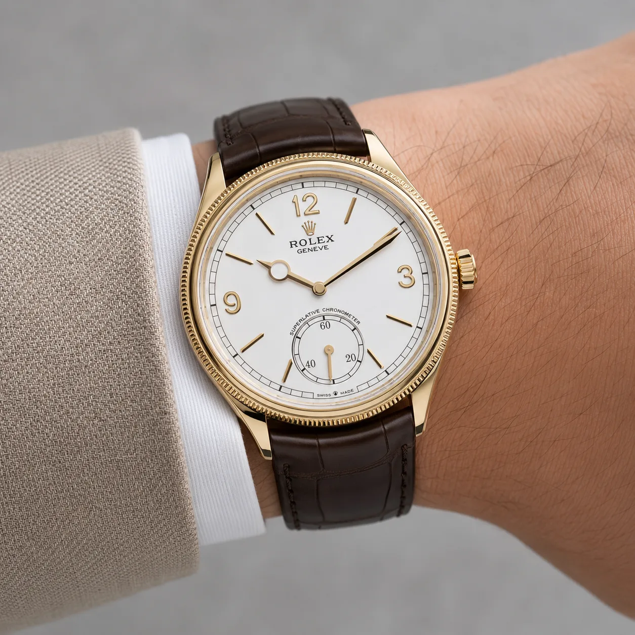 Rolex 1908 m52508-0006 39mm Calibre 7140 White / Fluted Bezel 18K Yellow Gold AI 头图 4 - 佩戴图 [ai-shot:wrist-shot]