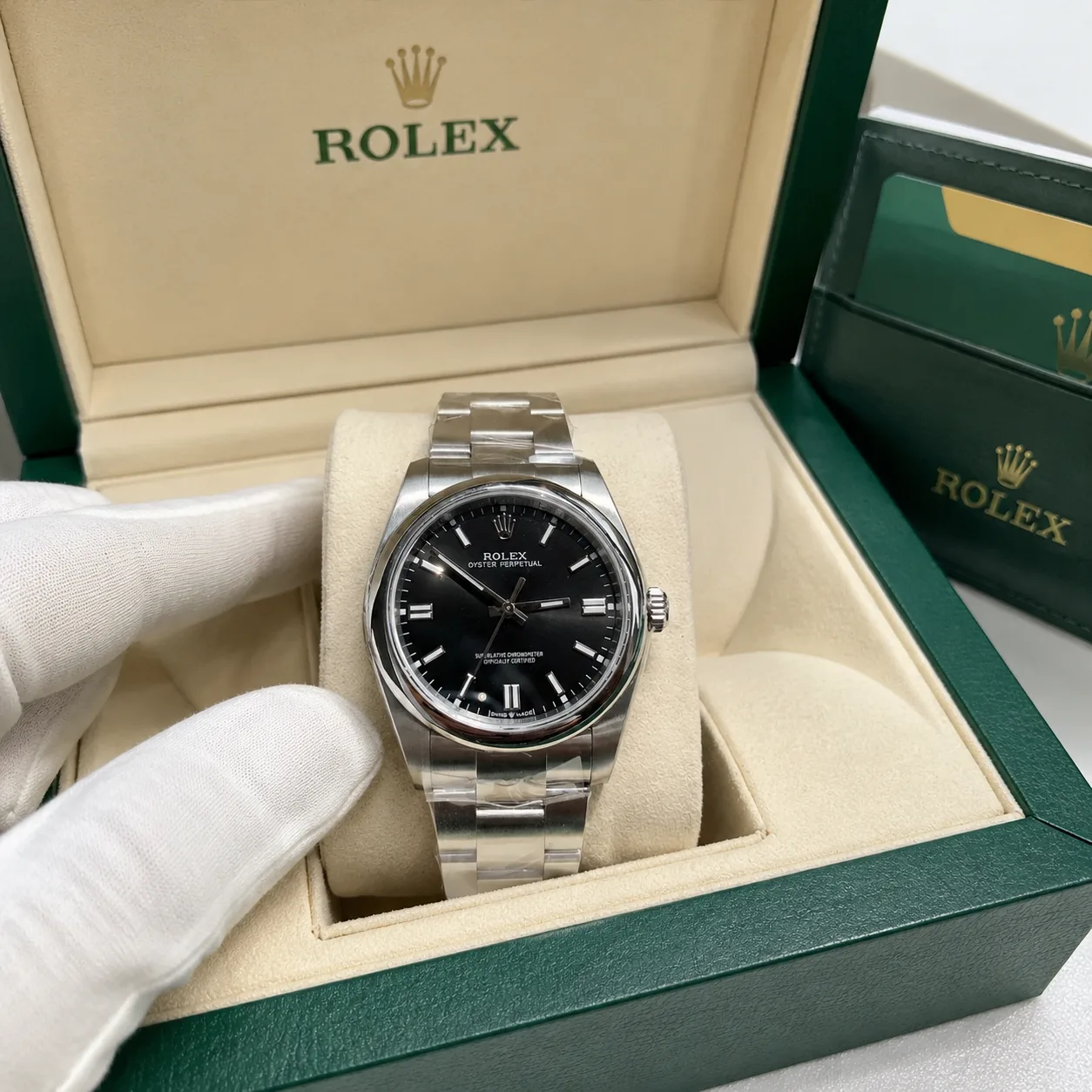 Rolex Oyster Perpetual M124300-0002 Cal.3230 Black Dial AI 头图 5 - 包装盒 [ai-shot:box-shot]