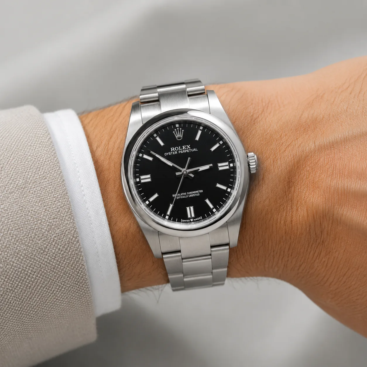 Rolex Oyster Perpetual M124300-0002 Cal.3230 Black Dial AI 头图 4 - 佩戴图 [ai-shot:wrist-shot]
