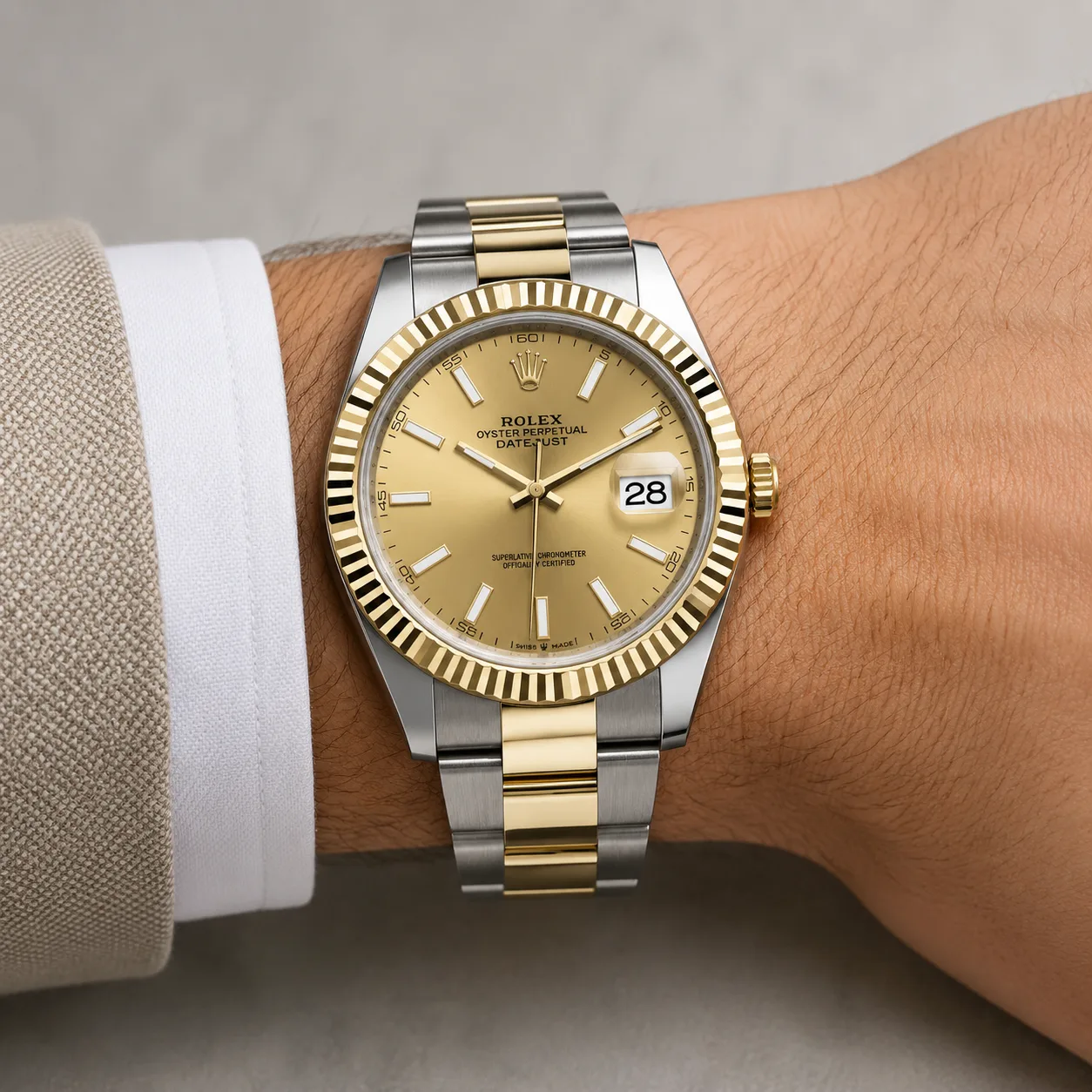 Rolex Datejust m126333-0009 41mm Calibre 3235 Champagne / Fluted Bezel 904L Stainless Steel and 18K Yellow Gold AI 头图 4 - 佩戴图 [ai-shot:wrist-shot]