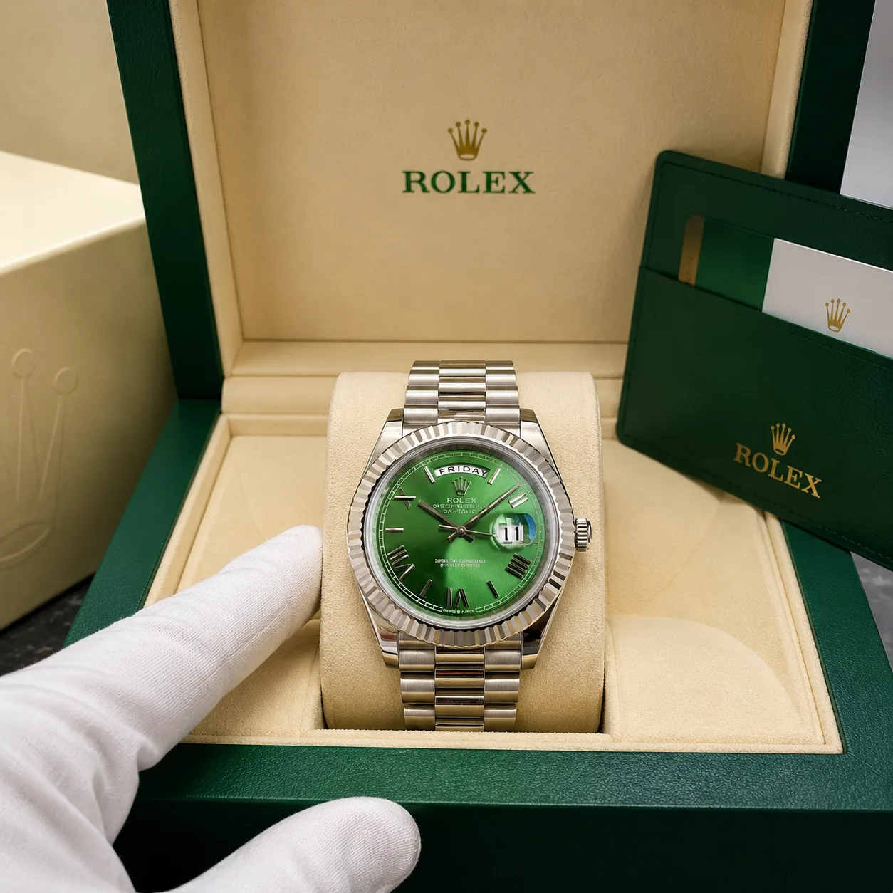 Rolex Day-Date M228239-0033 Cal.3255 Green Dial Fluted Bezel AI 头图 5 - 包装盒 [ai-shot:box-shot]