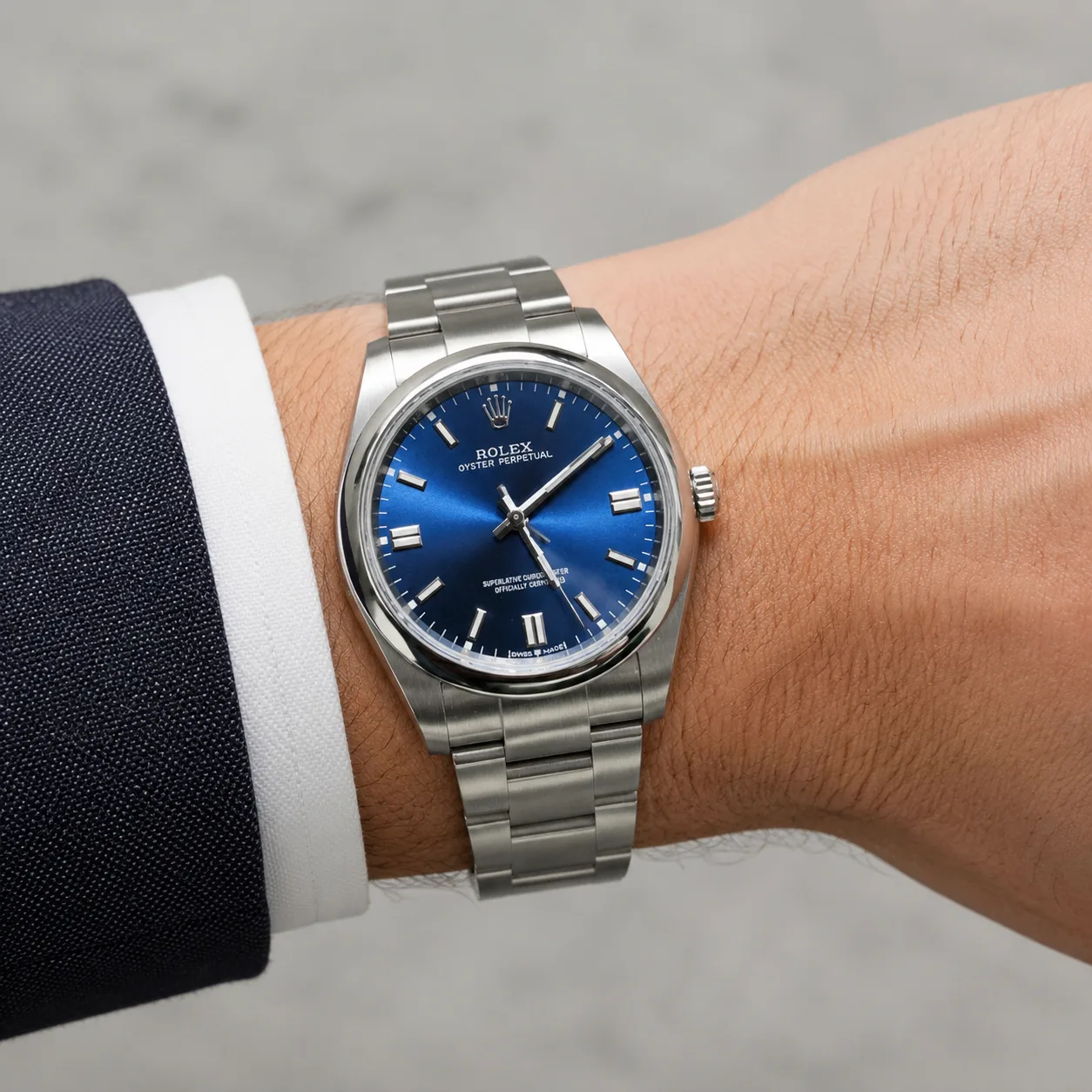 Rolex Oyster Perpetual M124300-0003 Cal.3230 Blue Dial AI 头图 4 - 佩戴图 [ai-shot:wrist-shot]