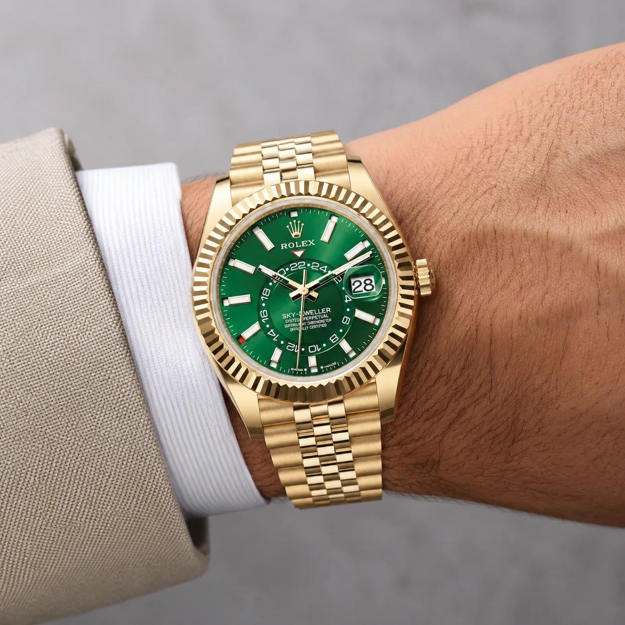 Rolex Sky-Dweller M336938-0008 42mm Calibre 9002 Green / Green Cerachrom Bezel 18K Yellow Gold AI 头图 4 - 佩戴图 [ai-shot:wrist-shot]