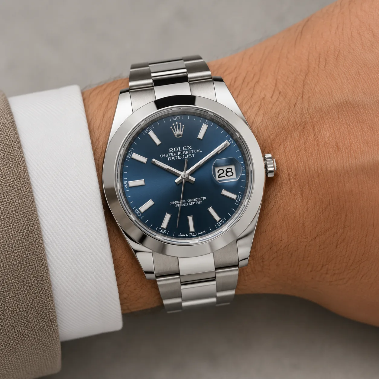 Rolex Datejust m126300-0003 41mm Calibre 3235 Blue / Smooth Bezel 904L Stainless Steel AI 头图 4 - 佩戴图 [ai-shot:wrist-shot]