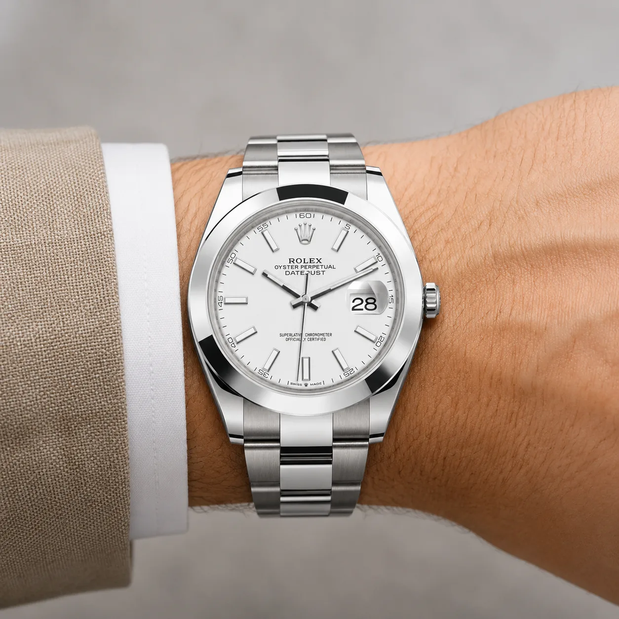 Rolex Datejust m126300-0005 41mm Calibre 3235 Red Grape / Smooth Bezel 904L Stainless Steel AI 头图 4 - 佩戴图 [ai-shot:wrist-shot]