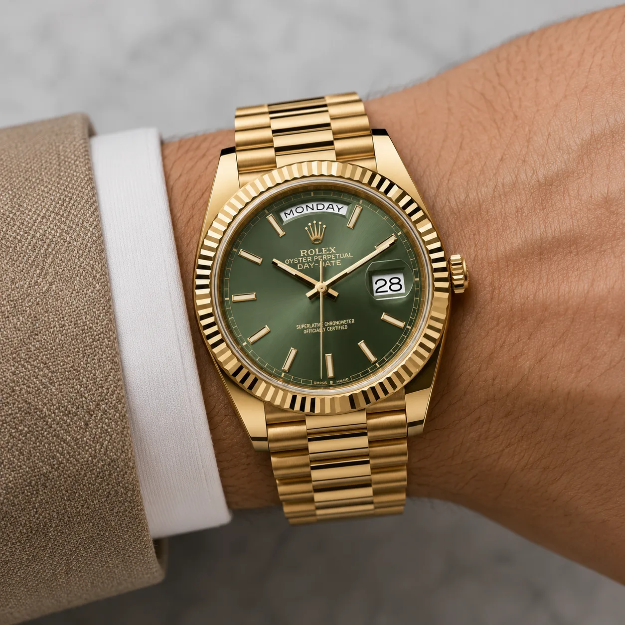 Rolex Day-Date m228238-0066 40mm Calibre 3255 Green / Fluted Bezel 18K Yellow Gold AI 头图 4 - 佩戴图 [ai-shot:wrist-shot]