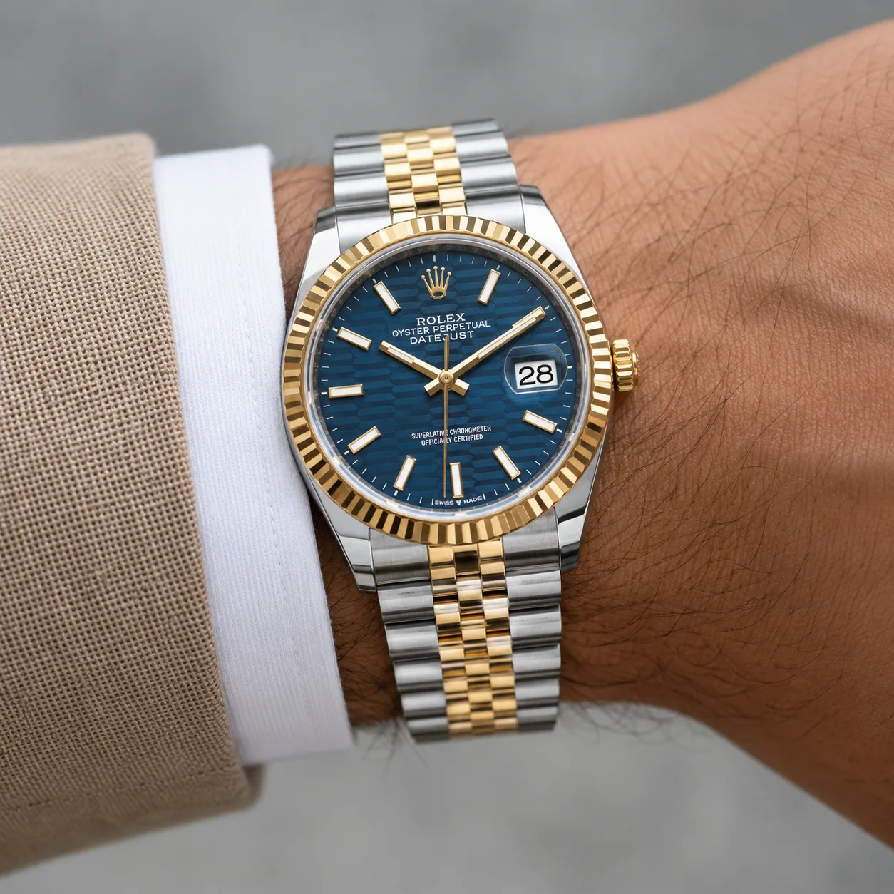 Rolex Datejust M126233-0039 36mm Calibre 3235 Blue / Fluted Bezel 904L Stainless Steel and 18K Yellow Gold AI 头图 4 - 佩戴图 [ai-shot:wrist-shot]