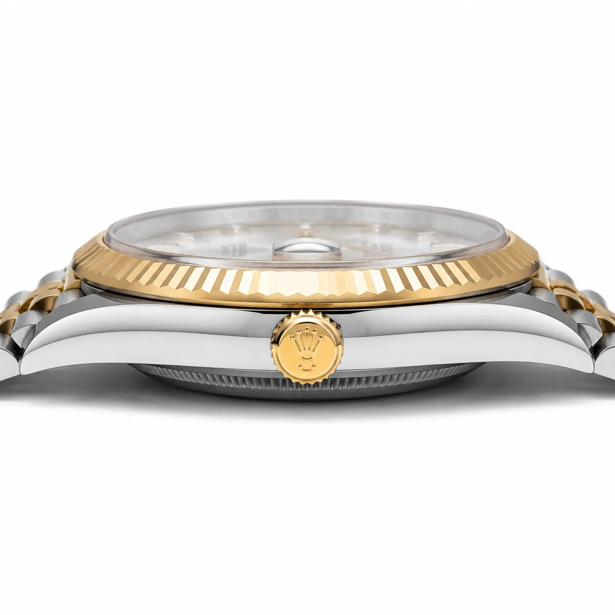 Rolex Datejust m126303-0012 41mm Silver Dial Fluted Bezel 904L Stainless Steel and 18K Yellow Gold AI 头图 2 - 侧面细节 [ai-shot:side-detail]