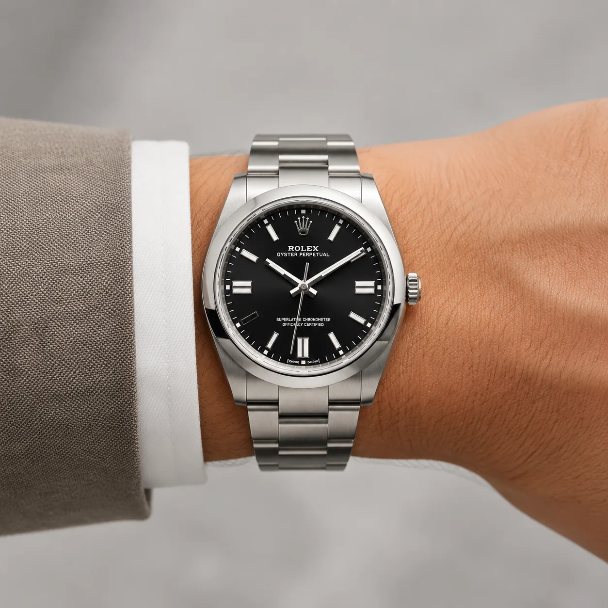 Rolex Oyster Perpetual m126000-0002 36mm Black Dial Smooth Bezel AI 头图 4 - 佩戴图 [ai-shot:wrist-shot]