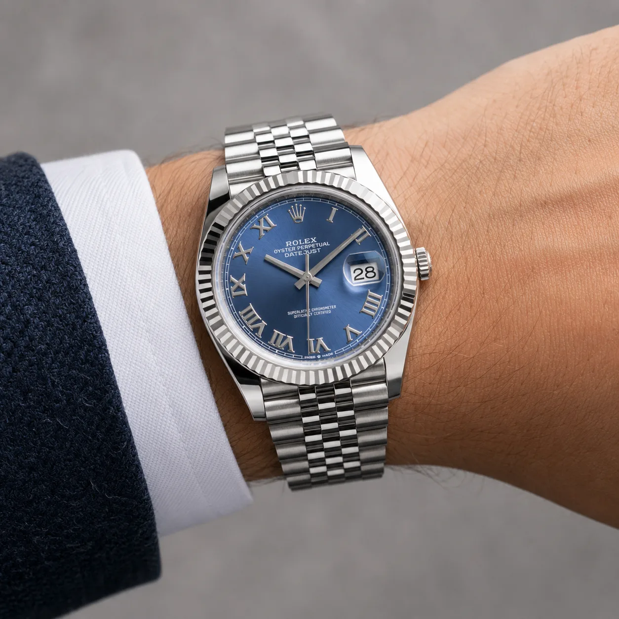 Rolex Datejust m126334-0026 41mm Blue Dial Fluted Bezel 904L Stainless Steel and 18K White Gold AI 头图 4 - 佩戴图 [ai-shot:wrist-shot]